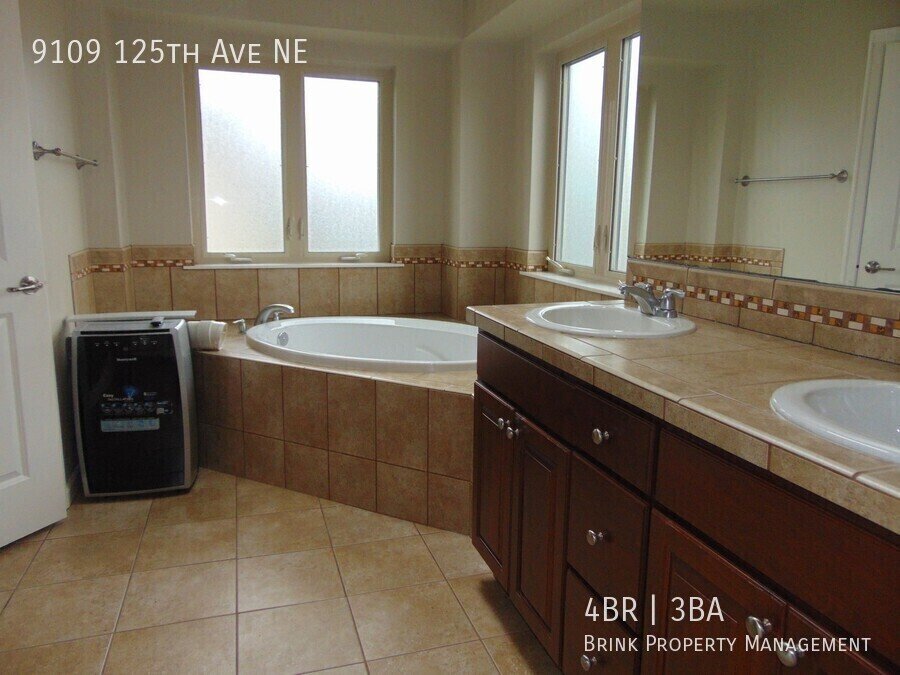 4+ Bedroom/2.5 Bath Luxury Kirkland Home.  Spacious Home, Rose Hill Area!  A Must See! property image