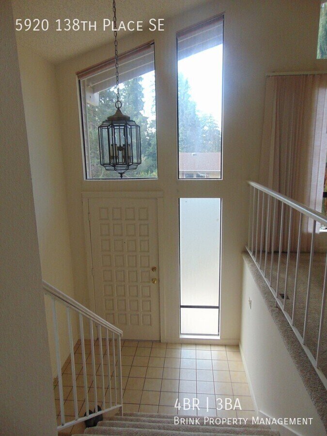 Great 4BR 2.5BA Split Entry Home in Quiet Forest Park Neighborhood property image