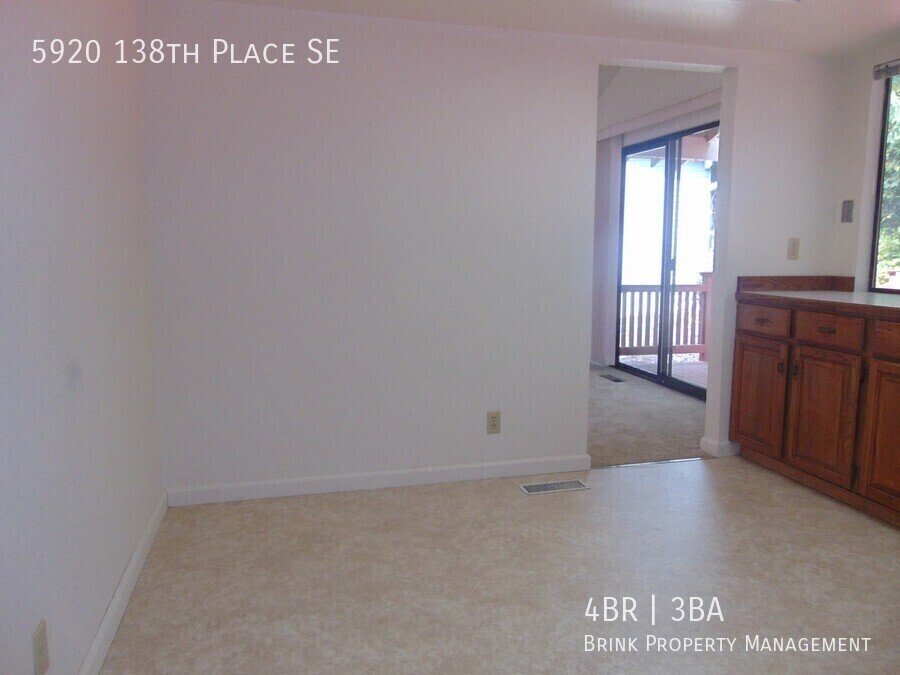 Great 4BR 2.5BA Split Entry Home in Quiet Forest Park Neighborhood property image