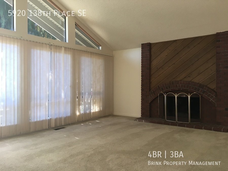Great 4BR 2.5BA Split Entry Home in Quiet Forest Park Neighborhood property image