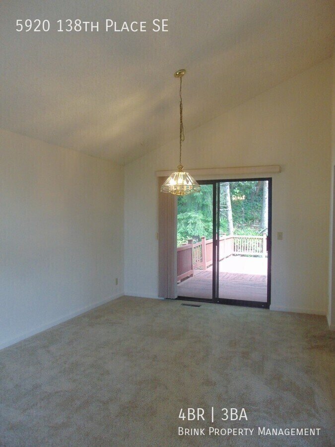 Great 4BR 2.5BA Split Entry Home in Quiet Forest Park Neighborhood property image