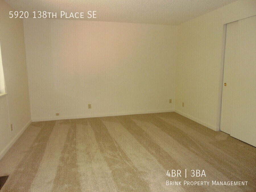 Great 4BR 2.5BA Split Entry Home in Quiet Forest Park Neighborhood property image