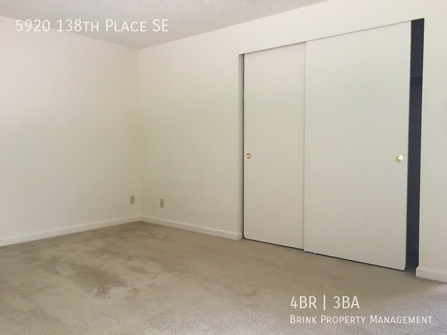 Great 4BR 2.5BA Split Entry Home in Quiet Forest Park Neighborhood property image
