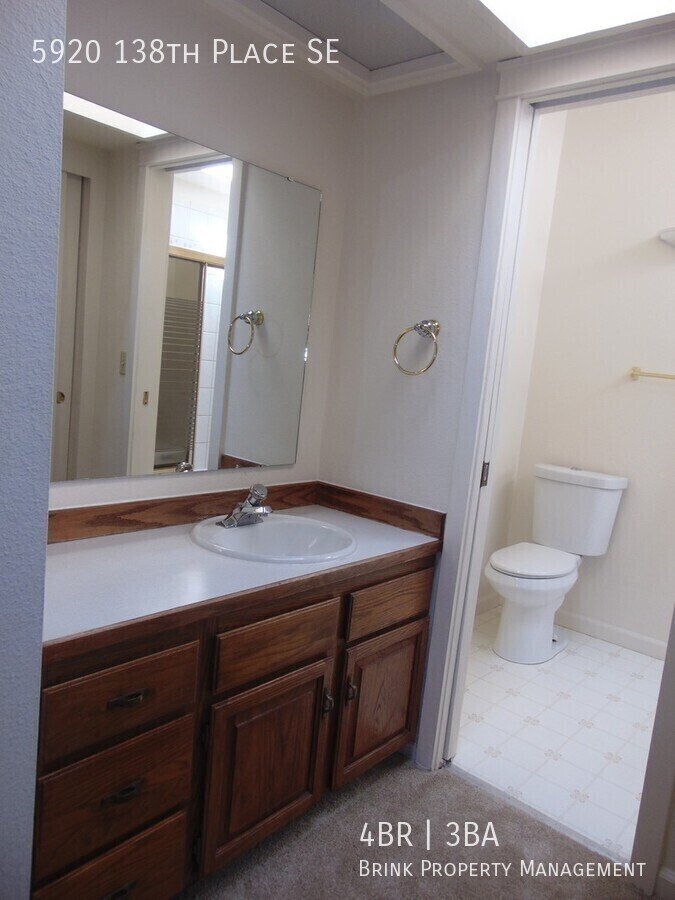 Great 4BR 2.5BA Split Entry Home in Quiet Forest Park Neighborhood property image