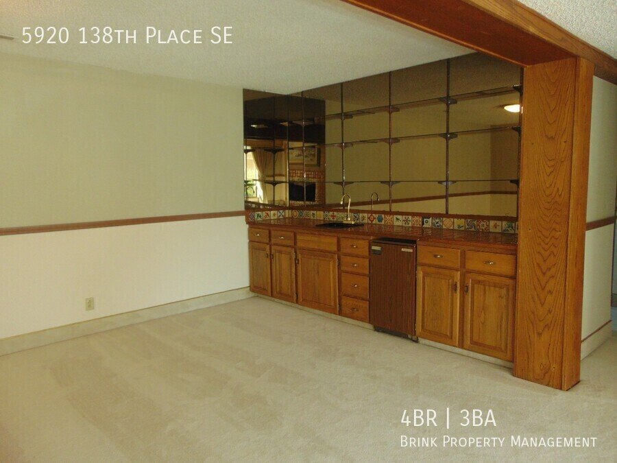 Great 4BR 2.5BA Split Entry Home in Quiet Forest Park Neighborhood property image