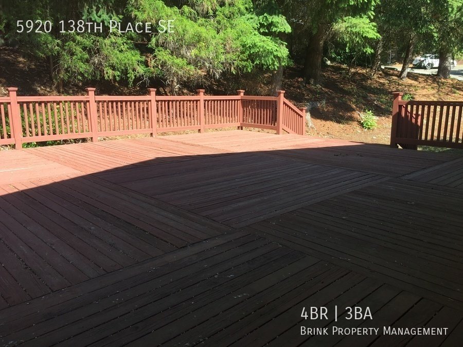 Great 4BR 2.5BA Split Entry Home in Quiet Forest Park Neighborhood property image