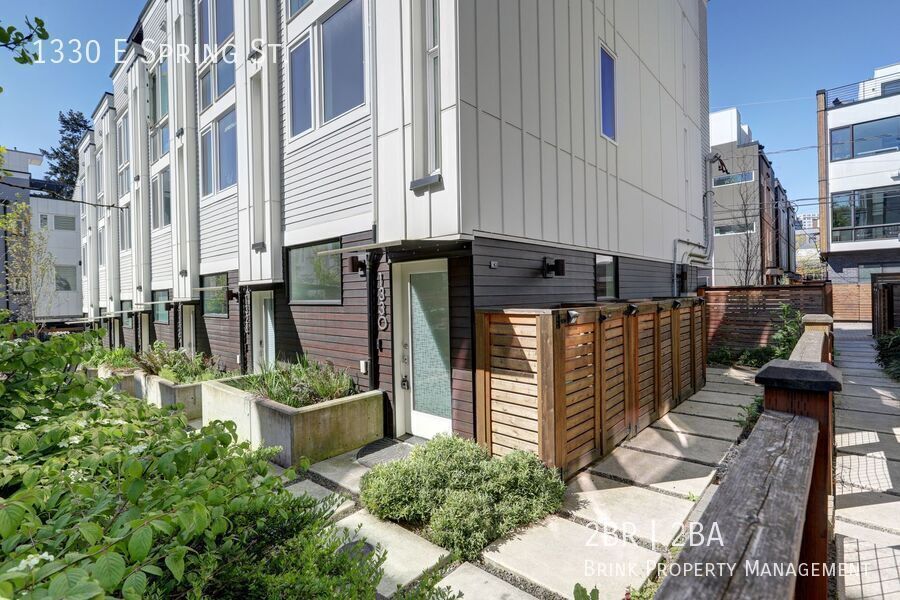 Stylish Capitol Hill Townhouse Living | 2 Bed + Den + Rooftop property image