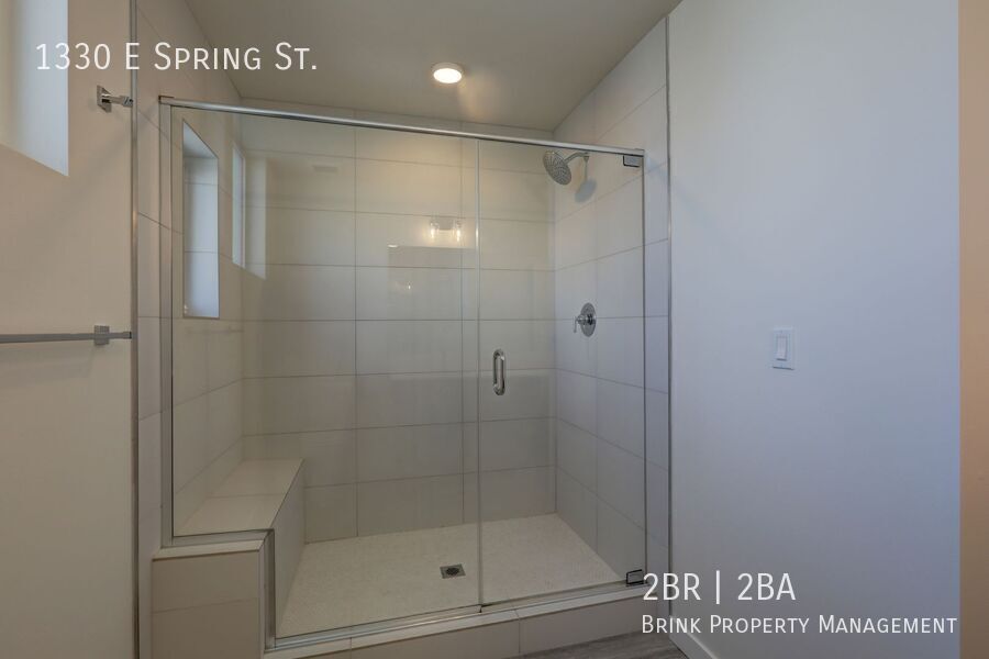 Stylish Capitol Hill Townhouse Living | 2 Bed + Den + Rooftop property image