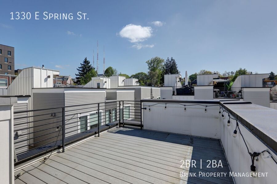 Stylish Capitol Hill Townhouse Living | 2 Bed + Den + Rooftop property image