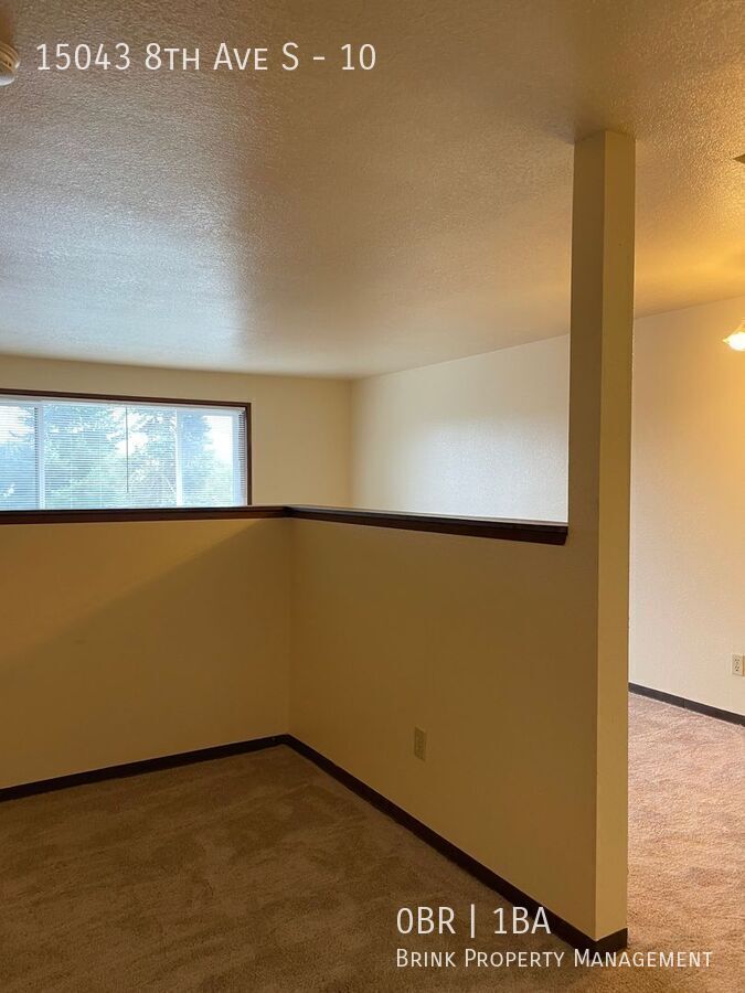 $500 VISA GIFT CARD Plus 1 MONTH FREE WITH MOVE IN SPECIAL!  Charming vintage studio in Burien close to downtown! property image