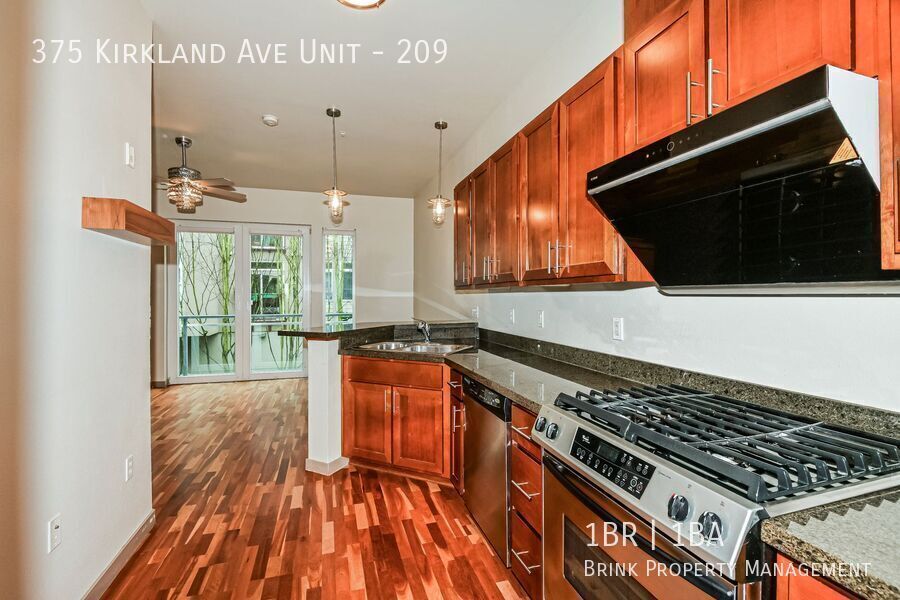 Prime Downtown Kirkland Location with Modern Finishes property image