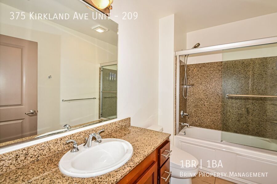 Prime Downtown Kirkland Location with Modern Finishes property image