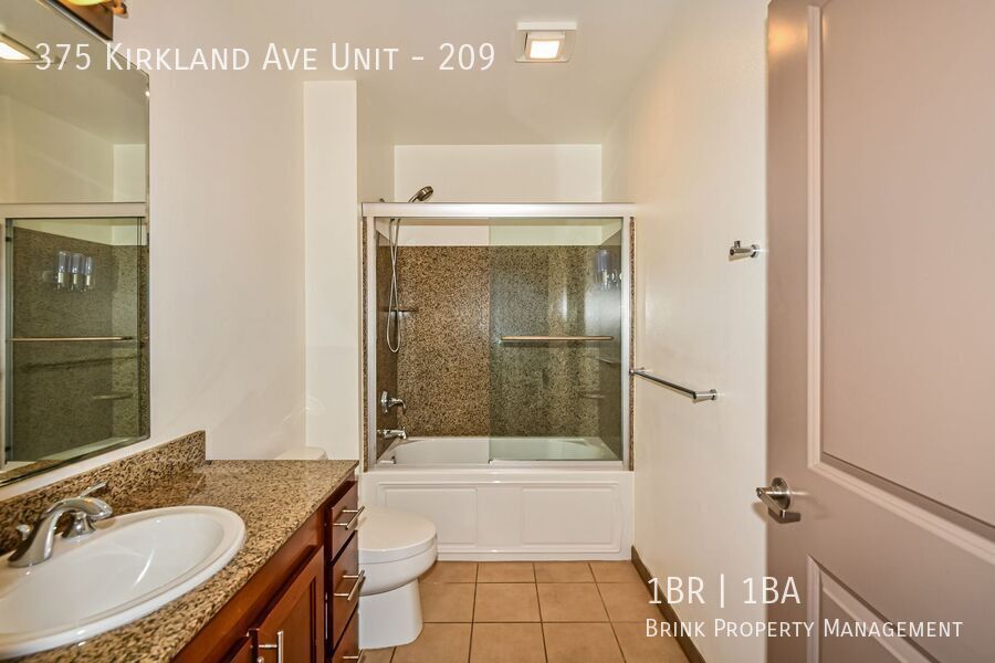 Prime Downtown Kirkland Location with Modern Finishes property image