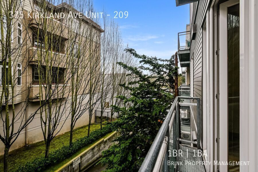 Prime Downtown Kirkland Location with Modern Finishes property image