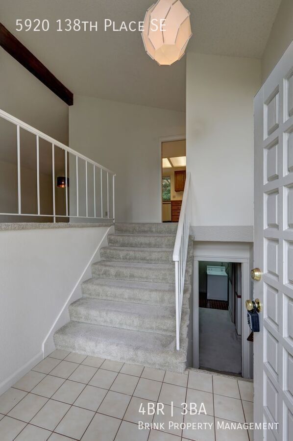 Great 4BR 2.5BA Split Entry Home in Quiet Forest Park Neighborhood property image