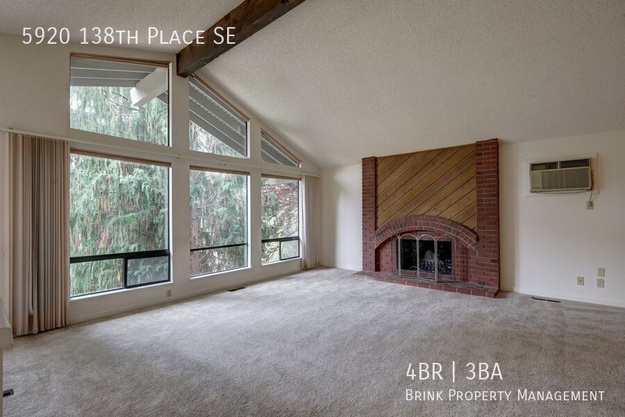 Great 4BR 2.5BA Split Entry Home in Quiet Forest Park Neighborhood property image