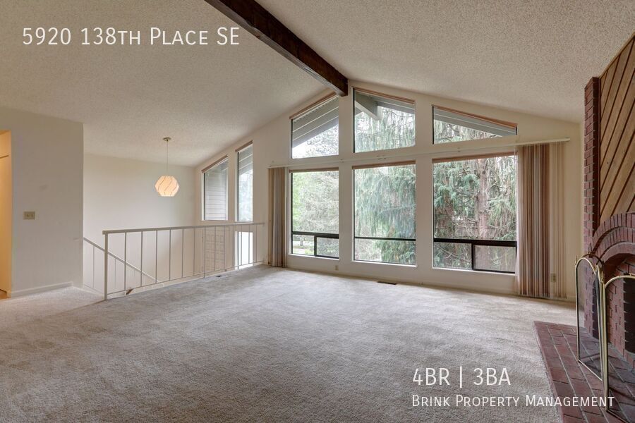 Great 4BR 2.5BA Split Entry Home in Quiet Forest Park Neighborhood property image