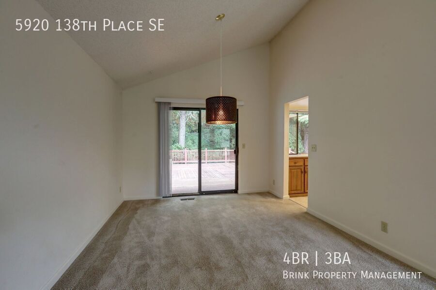 Great 4BR 2.5BA Split Entry Home in Quiet Forest Park Neighborhood property image