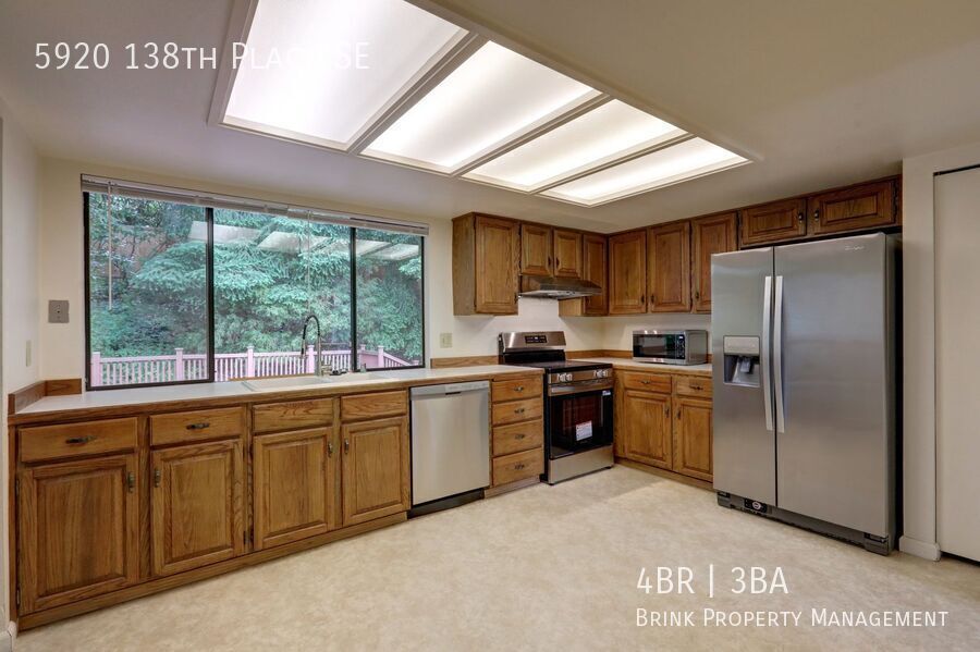 Great 4BR 2.5BA Split Entry Home in Quiet Forest Park Neighborhood property image