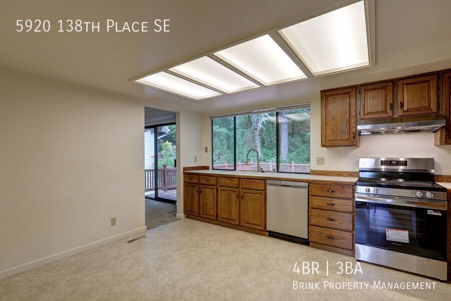 Great 4BR 2.5BA Split Entry Home in Quiet Forest Park Neighborhood property image