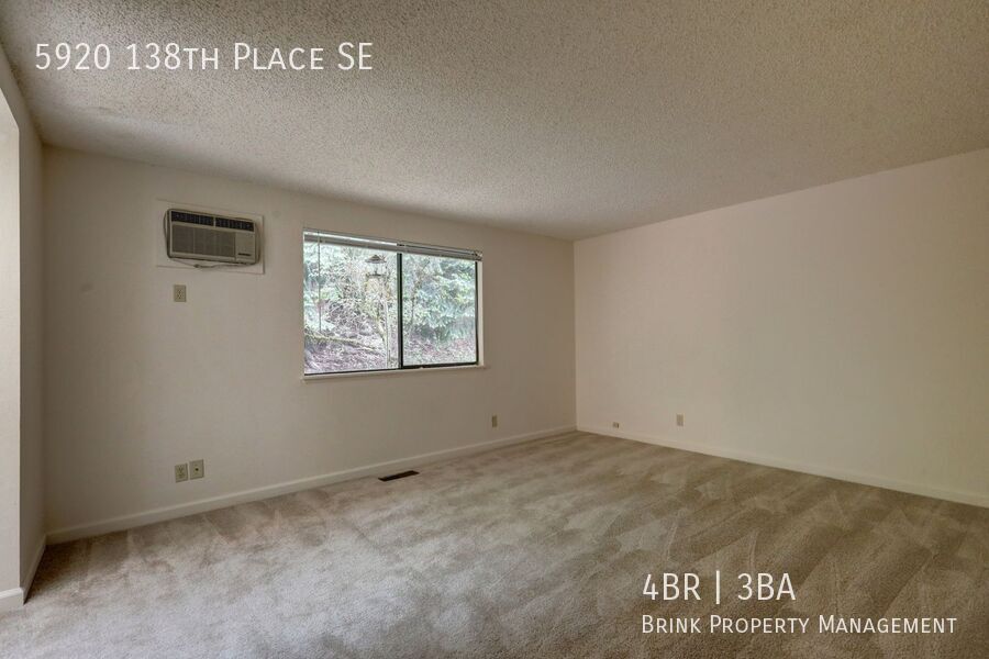 Great 4BR 2.5BA Split Entry Home in Quiet Forest Park Neighborhood property image