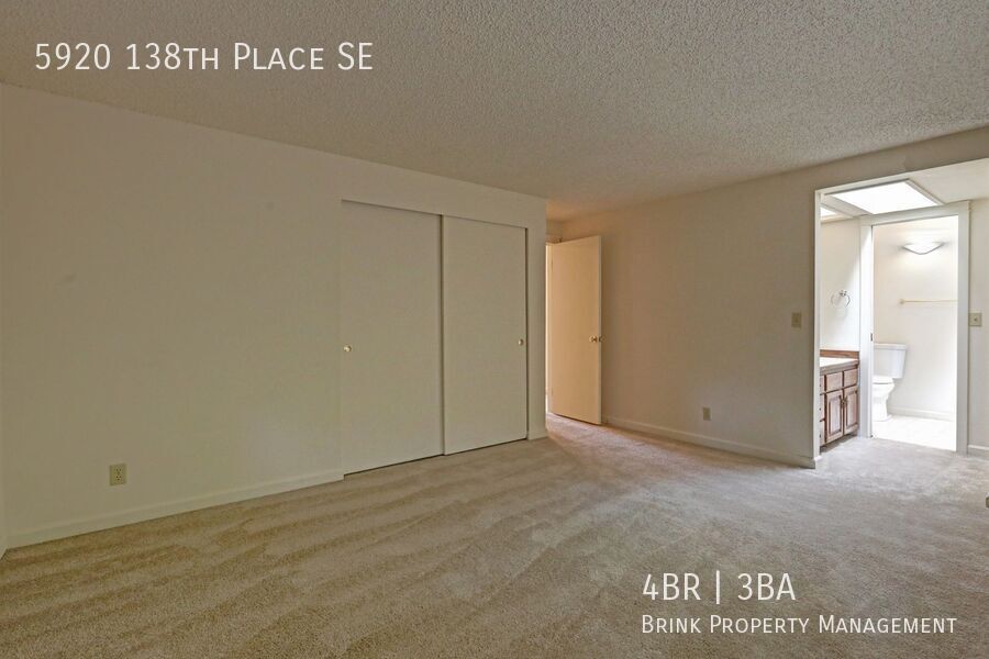 Great 4BR 2.5BA Split Entry Home in Quiet Forest Park Neighborhood property image