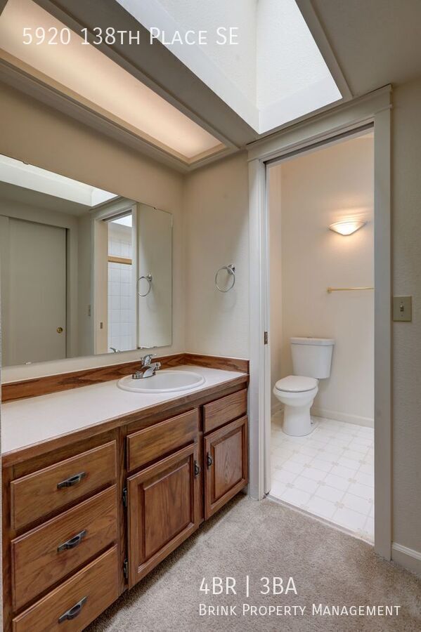 Great 4BR 2.5BA Split Entry Home in Quiet Forest Park Neighborhood property image