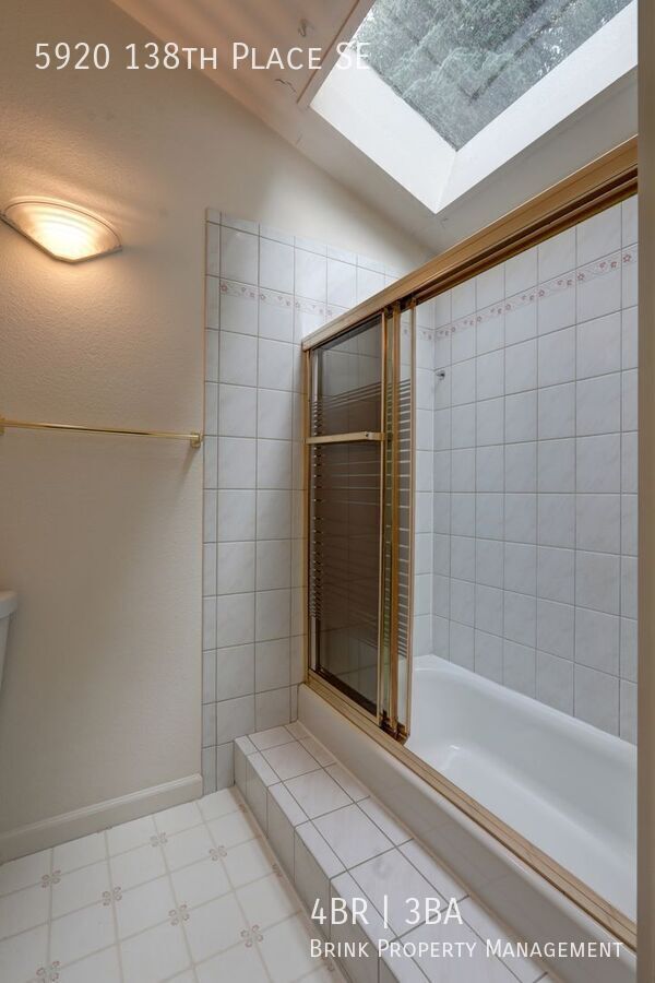 Great 4BR 2.5BA Split Entry Home in Quiet Forest Park Neighborhood property image