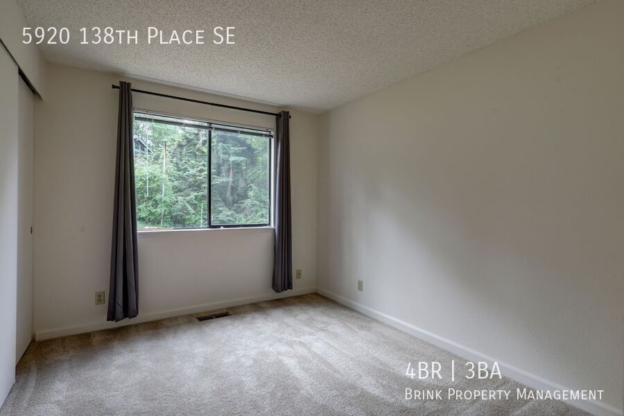 Great 4BR 2.5BA Split Entry Home in Quiet Forest Park Neighborhood property image