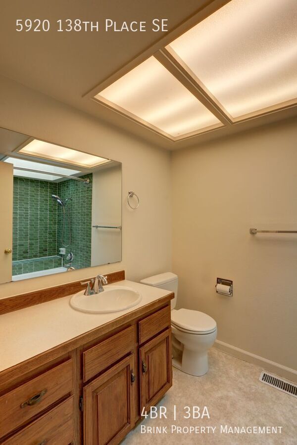 Great 4BR 2.5BA Split Entry Home in Quiet Forest Park Neighborhood property image