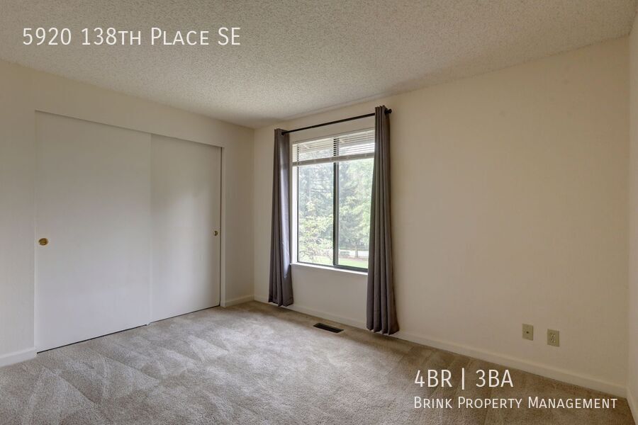 Great 4BR 2.5BA Split Entry Home in Quiet Forest Park Neighborhood property image