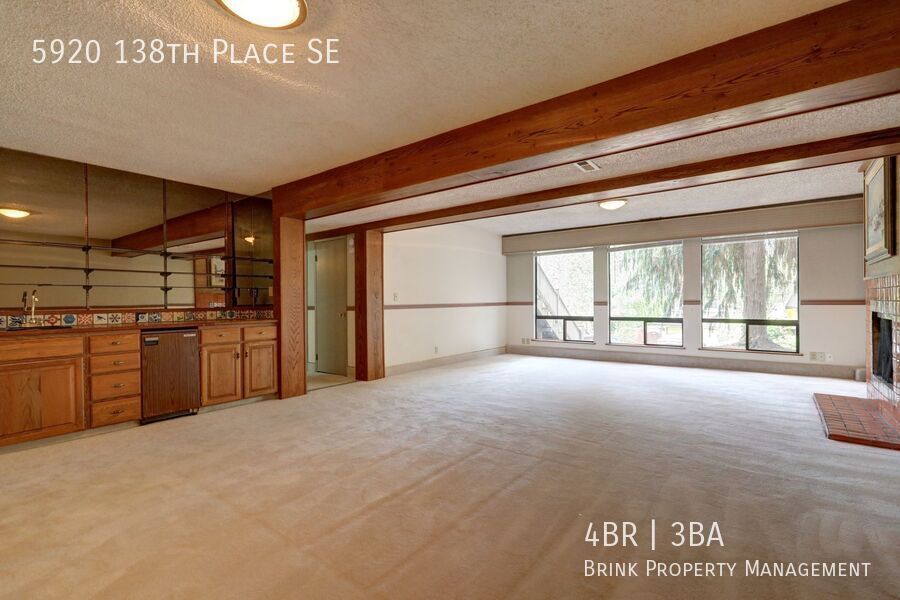 Great 4BR 2.5BA Split Entry Home in Quiet Forest Park Neighborhood property image