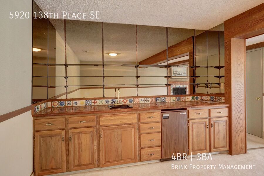 Great 4BR 2.5BA Split Entry Home in Quiet Forest Park Neighborhood property image
