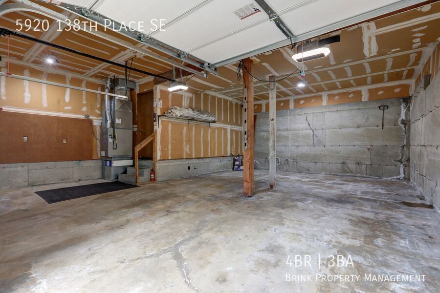 Great 4BR 2.5BA Split Entry Home in Quiet Forest Park Neighborhood property image