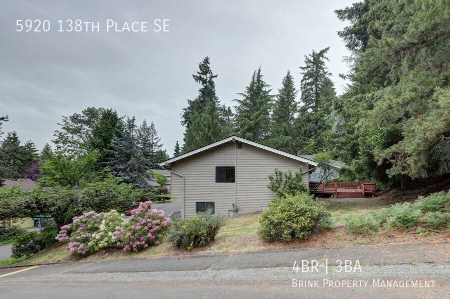 Great 4BR 2.5BA Split Entry Home in Quiet Forest Park Neighborhood property image