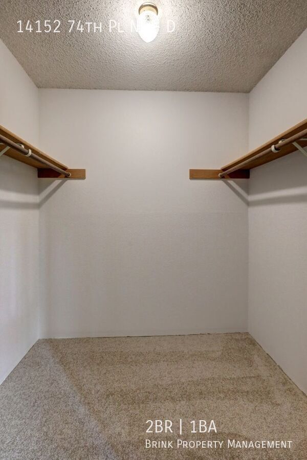 Top floor 2 bedroom 2 bath condo in Kirkland property image