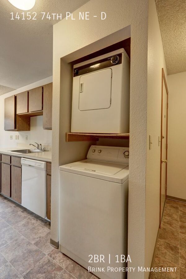 Top floor 2 bedroom 2 bath condo in Kirkland property image