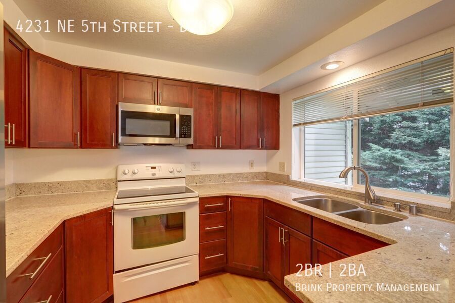 Beautiful 2 Bedroom Condo in Great Highlands Neighborhood!! property image