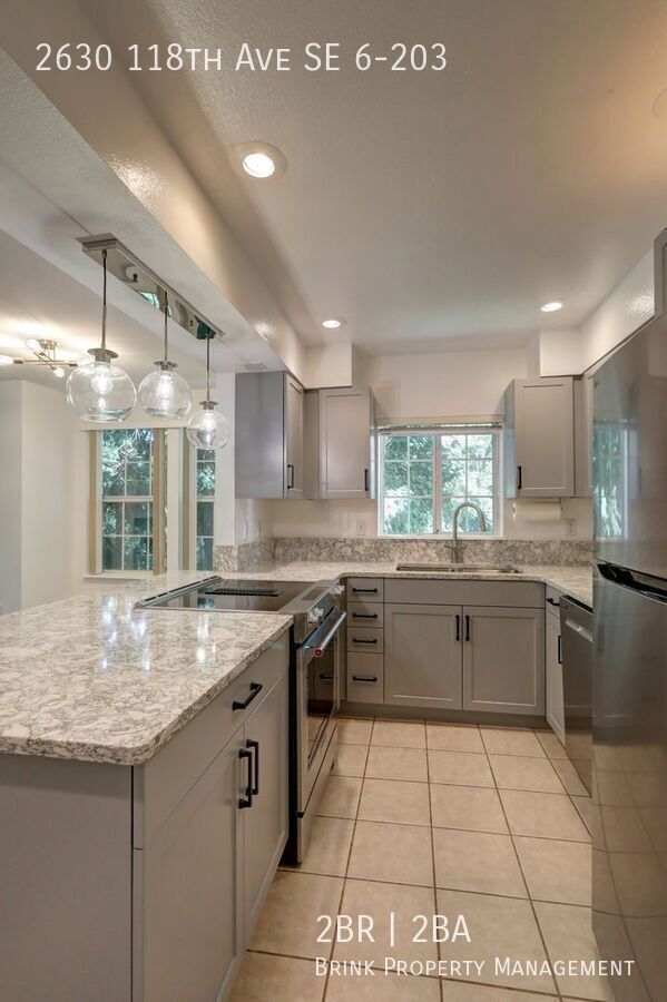 Charming Updated 2 Bedroom 2 Bathroom Bellevue Condo property image