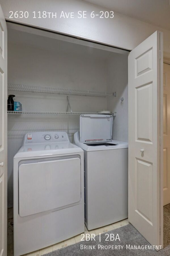 Charming Updated 2 Bedroom 2 Bathroom Bellevue Condo property image