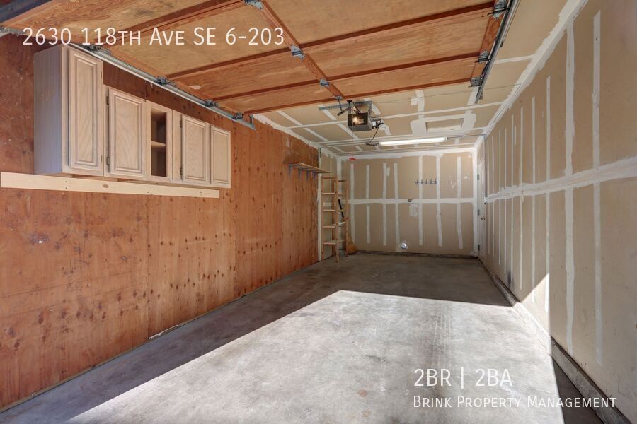 Charming Updated 2 Bedroom 2 Bathroom Bellevue Condo property image