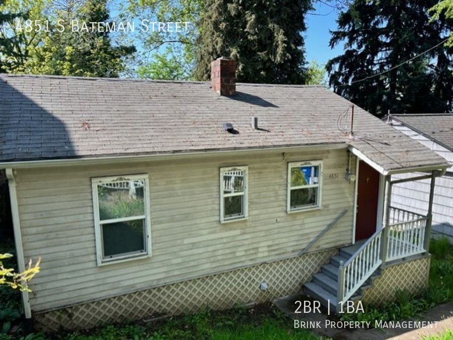 Cozy 2 Bedroom South Seattle Home with Yard property image