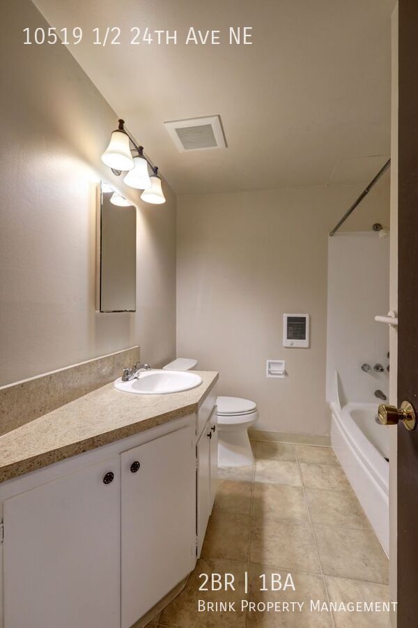 Great Location! 2 Bedroom, 1 Bath Apartment, Nicely Maintained building property image