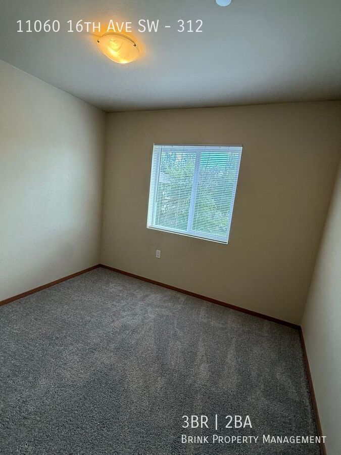 DubSea Apartments | Top Floor Apartment Home w/ In-Unit Laundry Available Now! property image