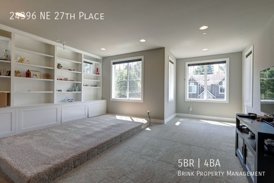 Stunning 5-Bedroom Sammamish Home with Main-Level Guest Suite property image