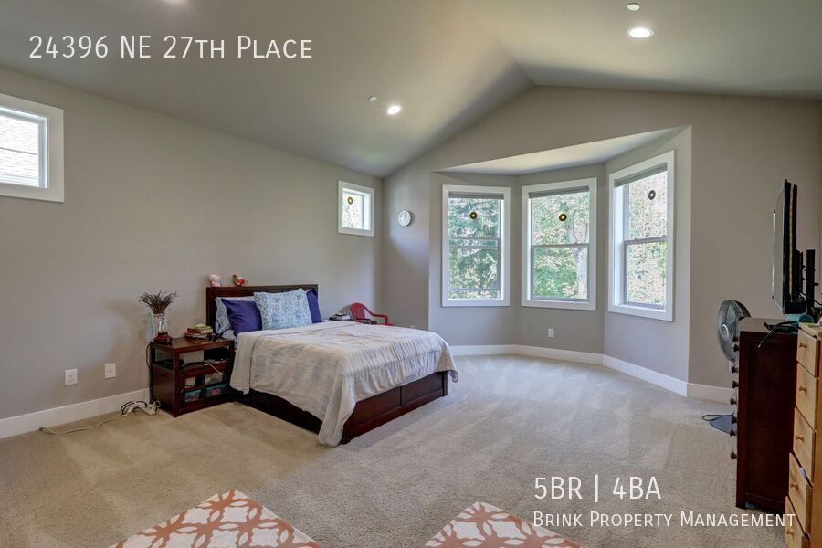 Stunning 5-Bedroom Sammamish Home with Main-Level Guest Suite property image