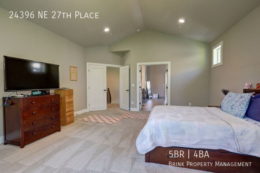 Stunning 5-Bedroom Sammamish Home with Main-Level Guest Suite property image