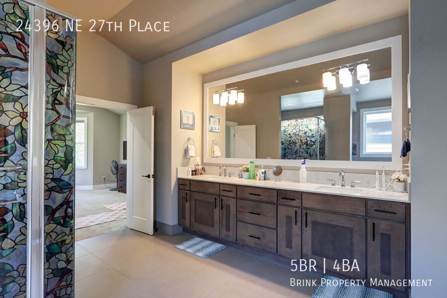 Stunning 5-Bedroom Sammamish Home with Main-Level Guest Suite property image