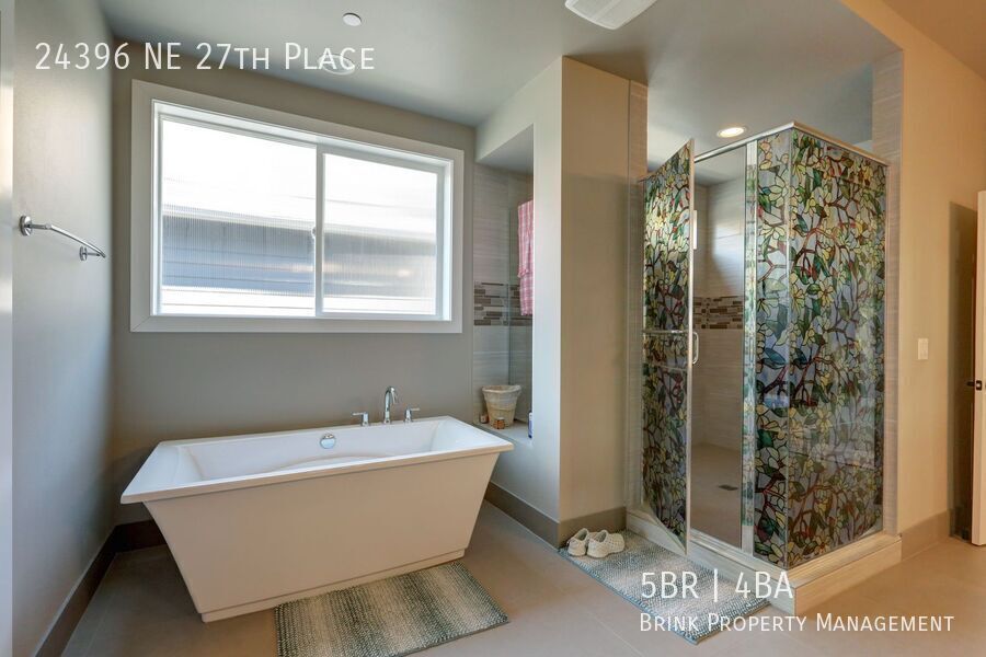 Stunning 5-Bedroom Sammamish Home with Main-Level Guest Suite property image