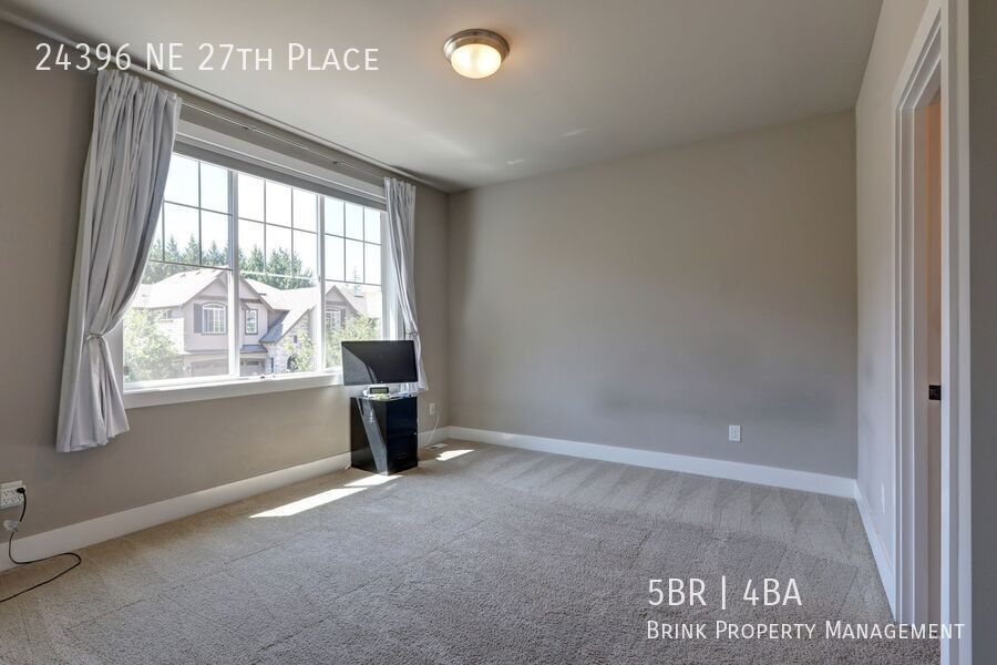 Stunning 5-Bedroom Sammamish Home with Main-Level Guest Suite property image